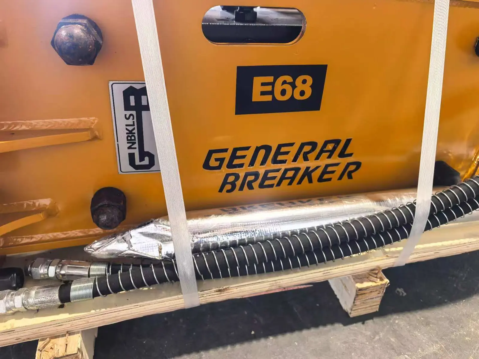 Chisel hydraulic hoses and tool box supplied with the customized hydraulic breaker