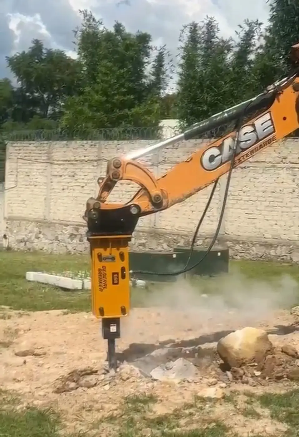 Customized E68 SB40-class hydraulic breaker working on a CASE excavator in Mexico