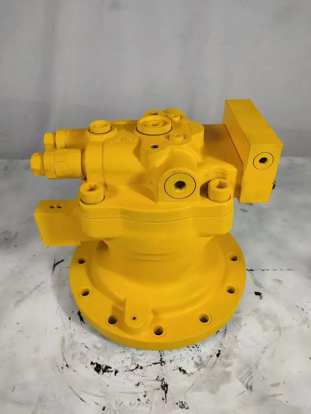 R210LC-7 swing motor head shown before shipment